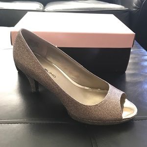 Bandolino Nubilla gold peep toe heels size 7.5